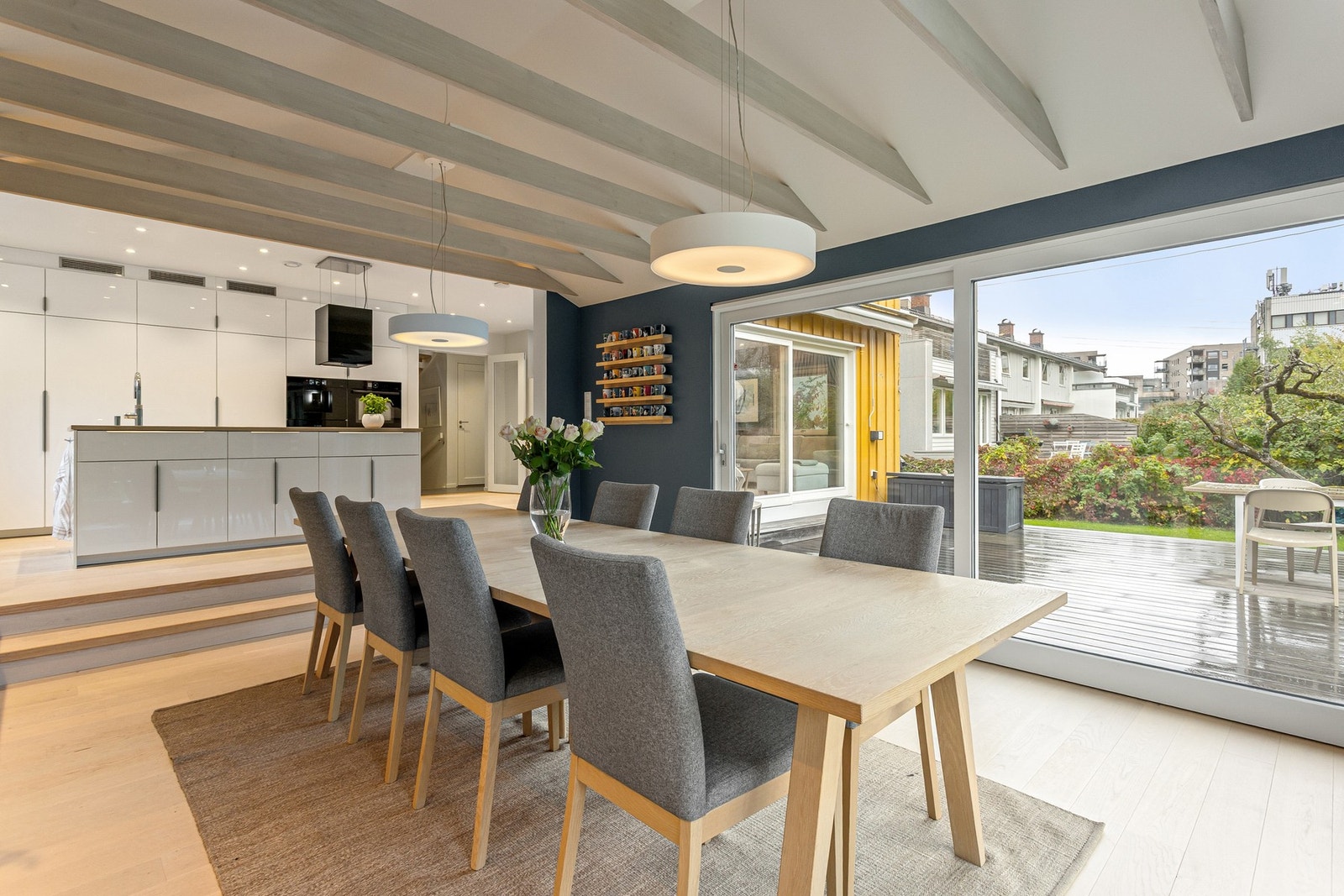 Et par trappetrinn ned fra kjøkkenet finner vi boligens spisestue. Galleribilde