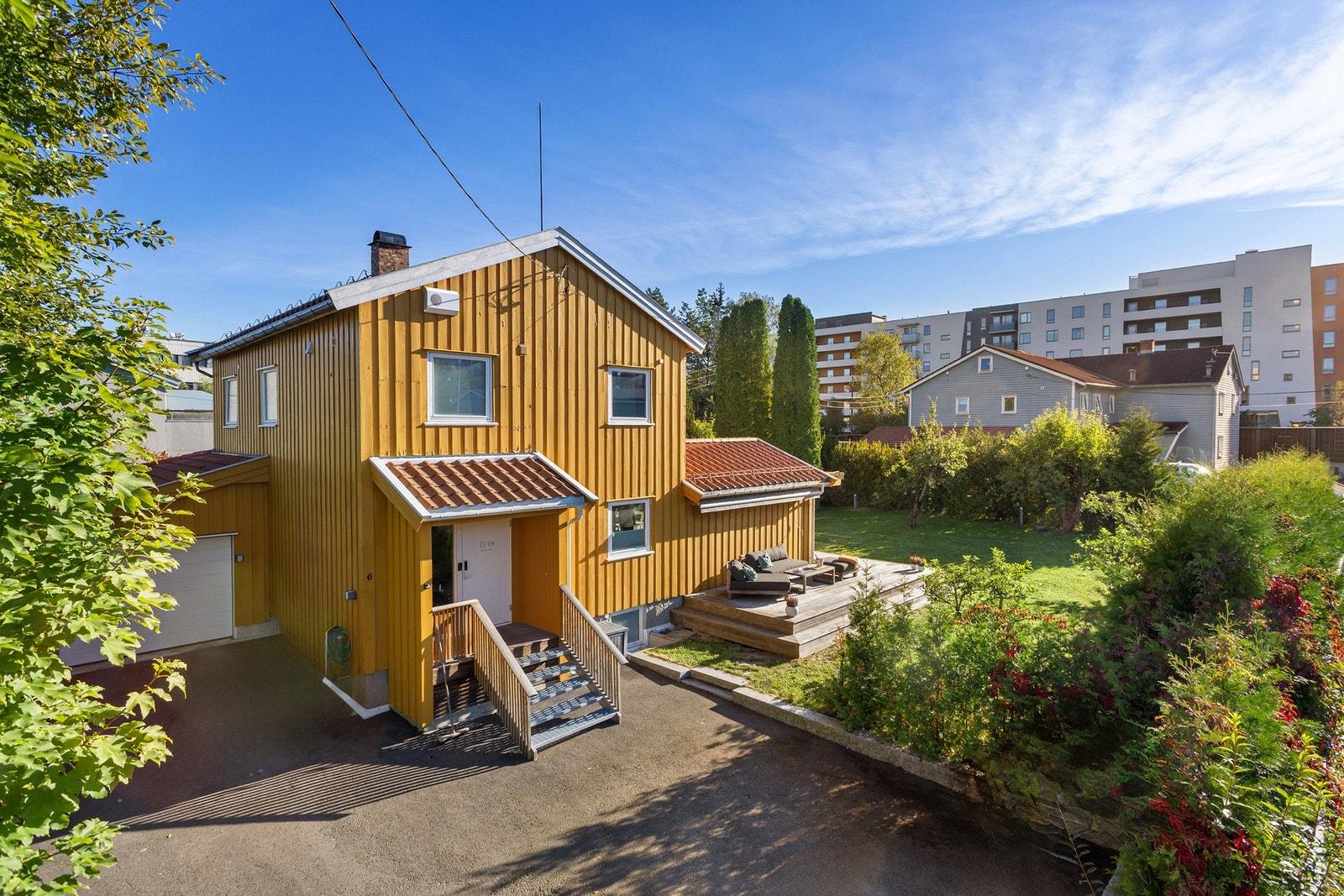 Inngangen til boligen er via sluse gjennom den integrerte garasjen samt utenfra. Galleribilde