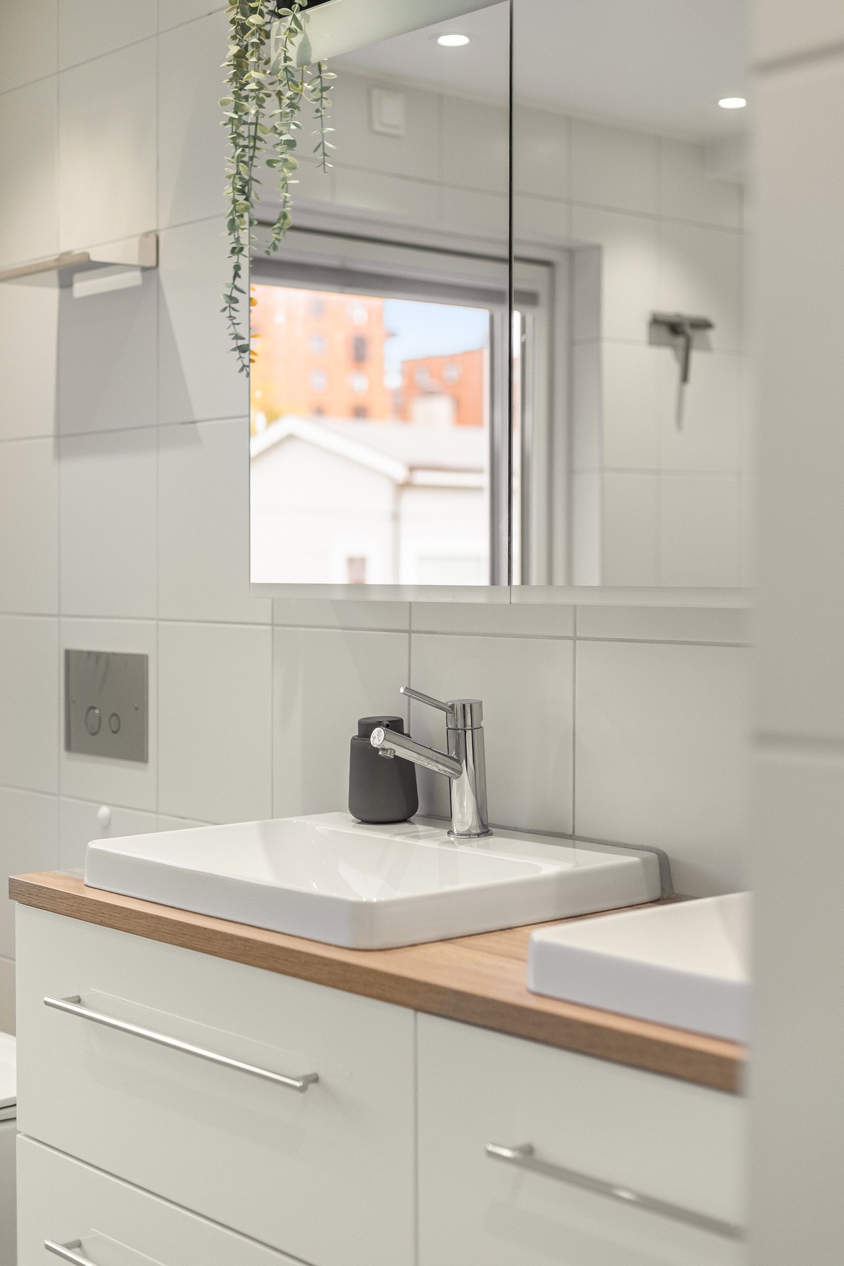 Innredningen består av dobbel servant på underskuffer, speilskap med belysning og vegghengt toalett. Galleribilde