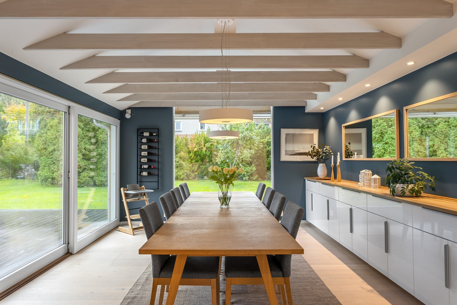 Her er du omkranset av store herlige vindusflater, flotte bjelkedetaljer i taket og malte overflater i moderne fargevalg. Galleribilde