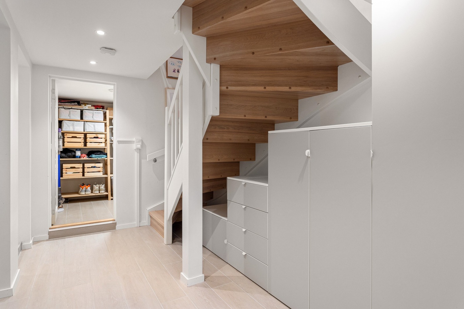 Hallen er godt utnyttet med mye oppbevaring under trappen. Galleribilde