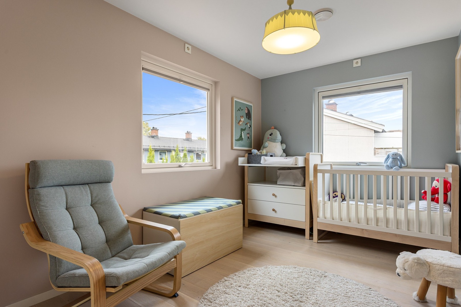 God plass til seng, oppbevaringsmøblement og skrivepult. Galleribilde