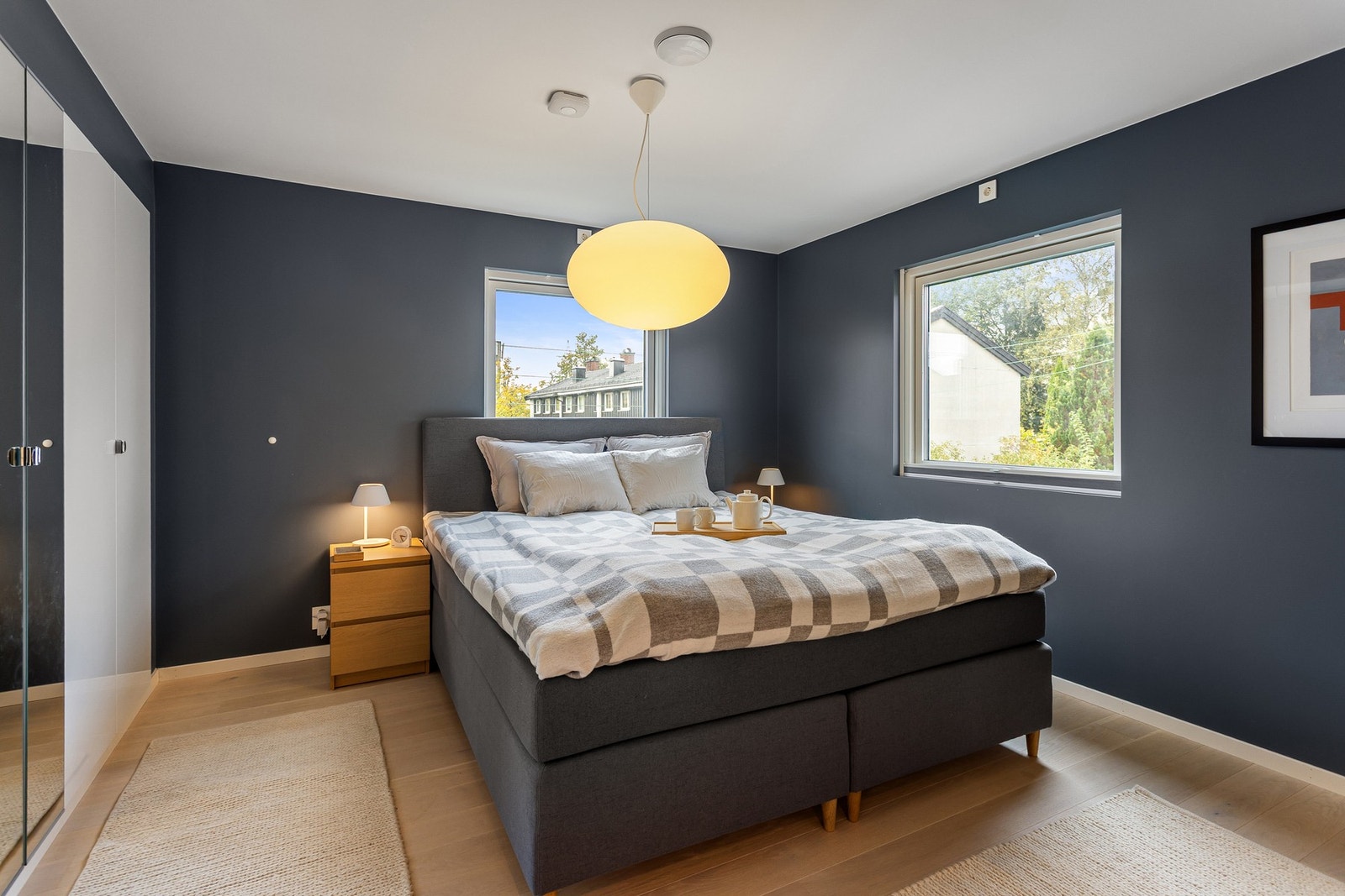 Etasjen har tre gode soverom samlet i etasjen. Hovedsoverommet har fin plass til dobbeltseng med tilhørende nattbord. Galleribilde