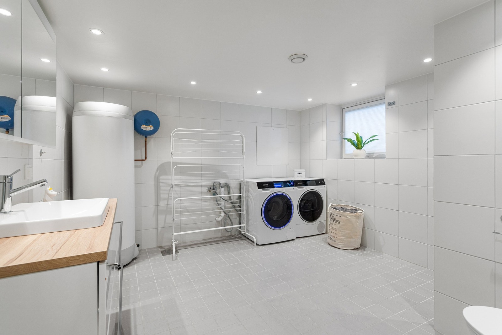 Det andre baderommet er romslig og flislagt med varme i gulv og downlights i himling. Opplegg for vaskemaskin og plass til tørketrommel. Galleribilde