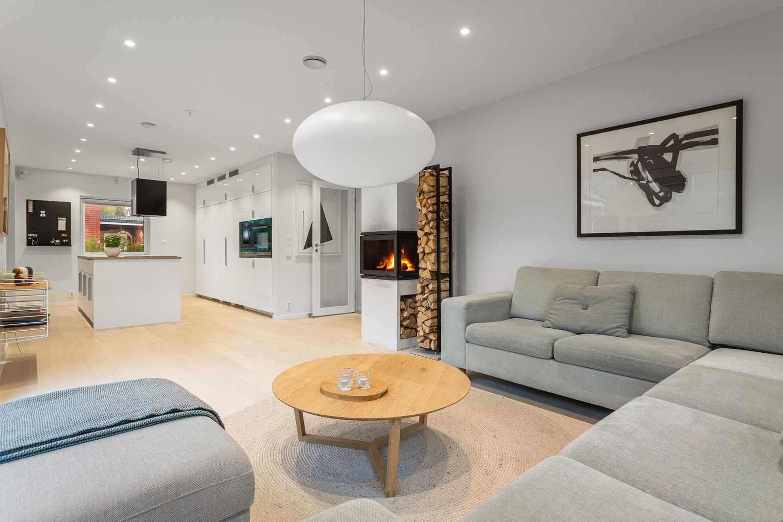 Boligen er totalrenovert innvendig i 2019, og fremstår svært innbydende og moderne. Her får du en bolig med flotte material- og fargevalg. Galleribilde