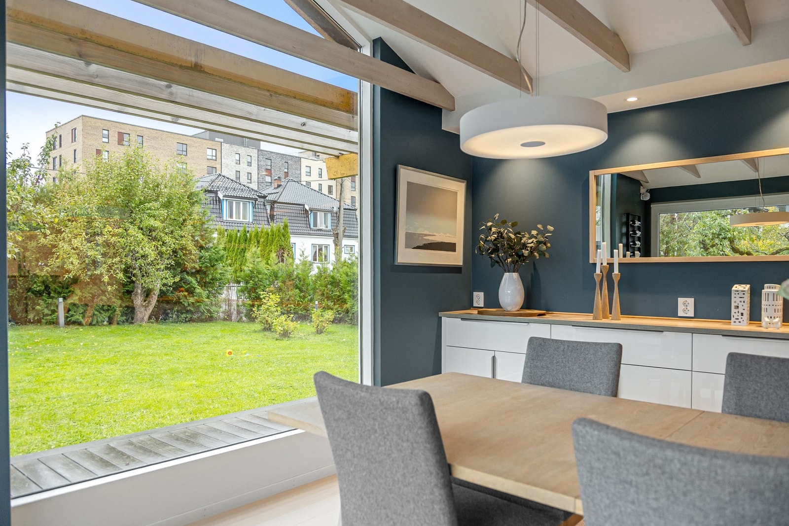 Videre er det fin plass til skjenk, vitrineskap og lignende. Galleribilde