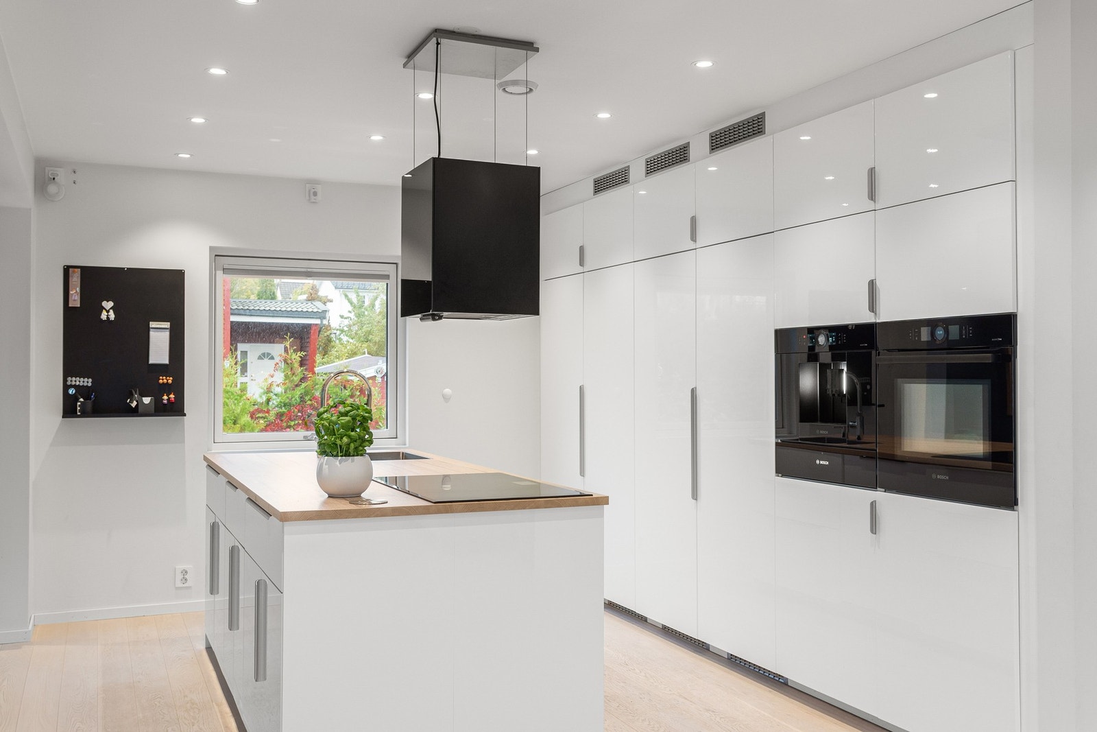 IKEA-kjøkkenet er godt utnyttet med smarte løsninger i skap og skuffer. Galleribilde