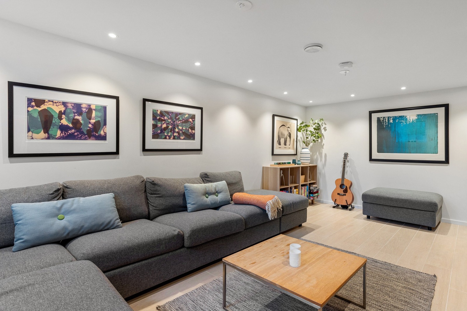 Har du en ungdom i huset er dette en fin sone med mulighet for både egen stue, ett soverom samt baderom i etasjen. Galleribilde