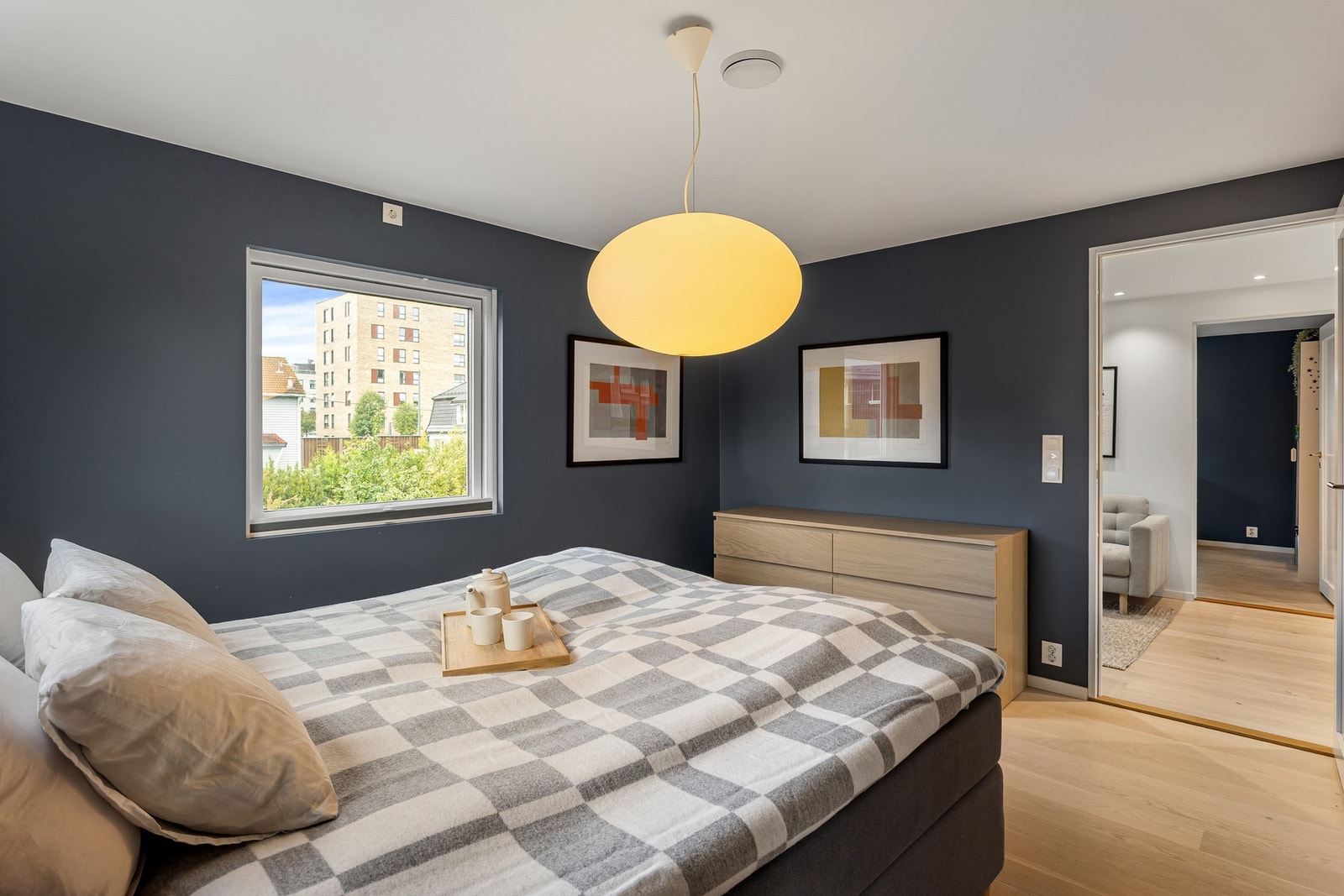 Rommet er malt i en lun blåfarge som gjør det behagelig og enkelt å få en god natt søvn Galleribilde