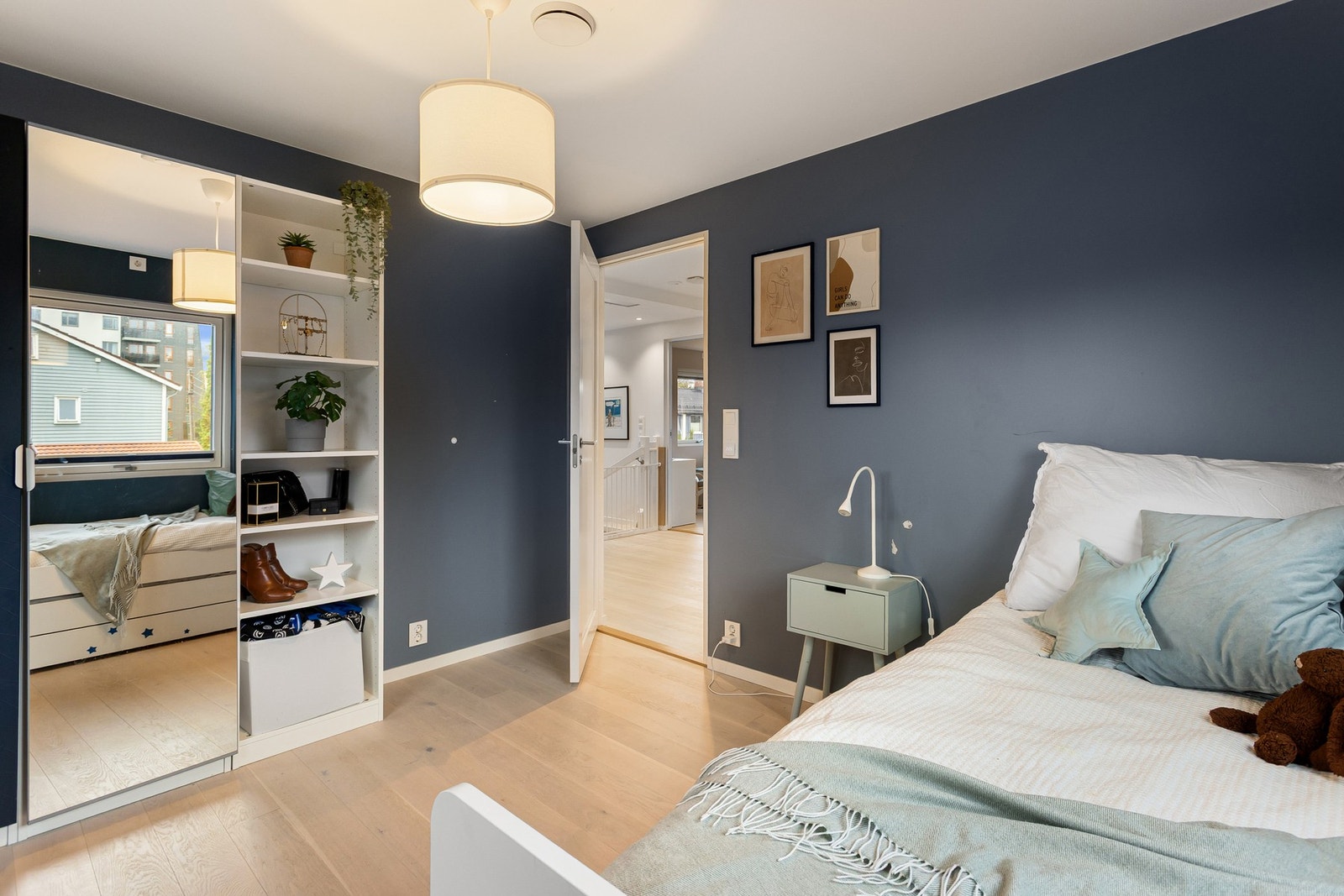 Rommene er malt i fine fargevalg og har parkett på gulv. Galleribilde