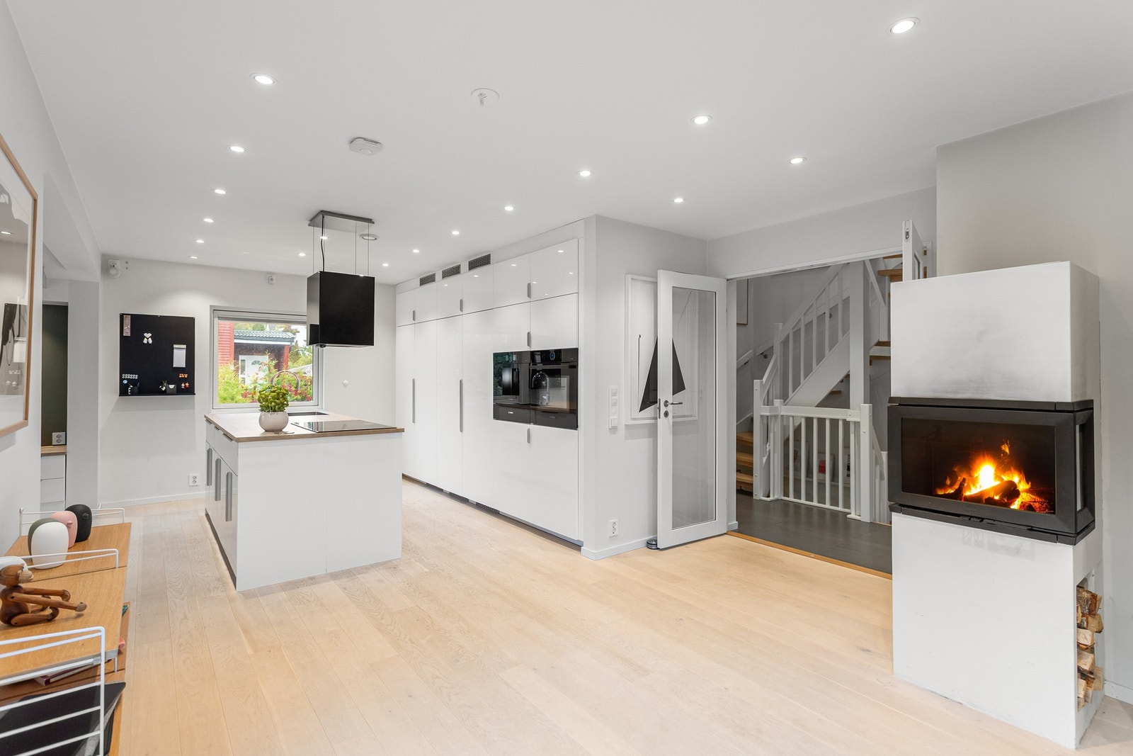 Boligens kjøkken fra 2019 er i en åpen løsning mot stuen, noe som gir et sosialt allrom. Galleribilde