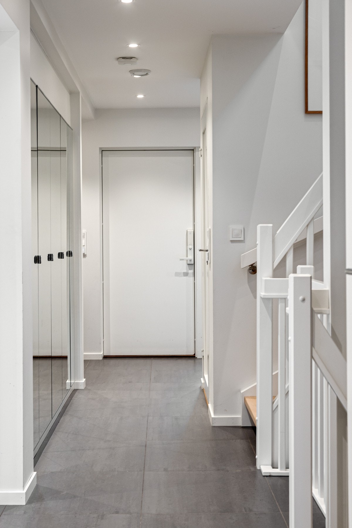 Entréen gir et godt førsteinntrykk av boligen med lysmalte overflater og flislagt gulv. Galleribilde