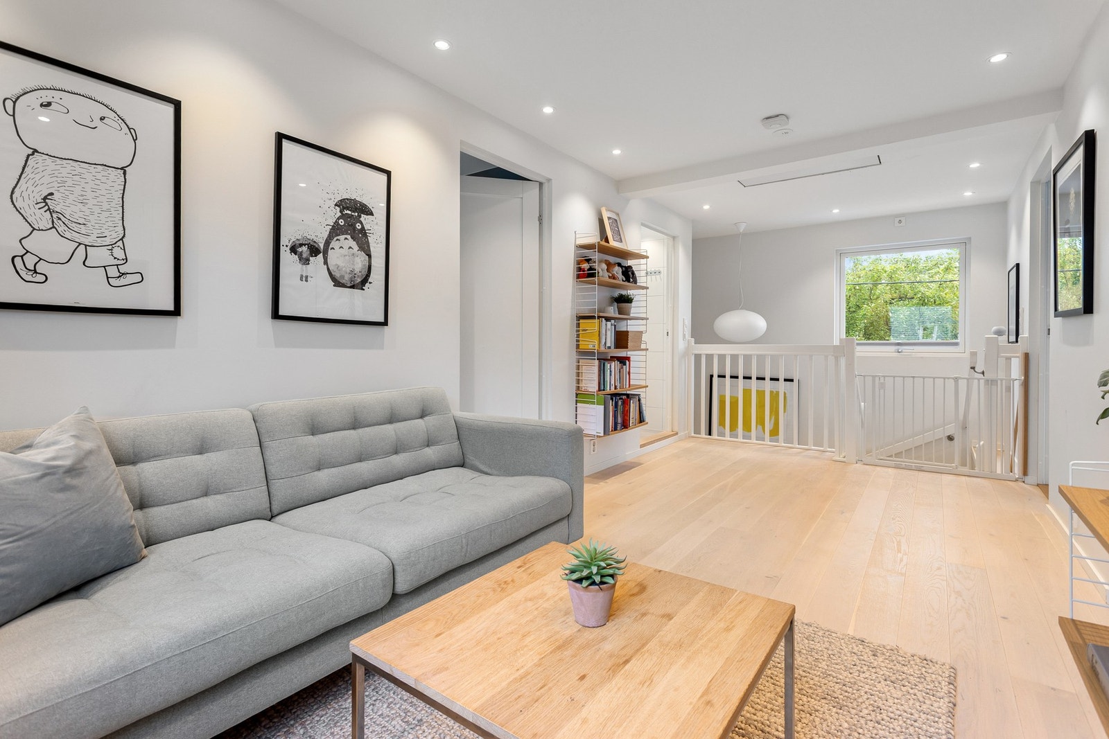 Fra trappen kommer du direkte opp til det som i dag er boligens tv-stue. Galleribilde