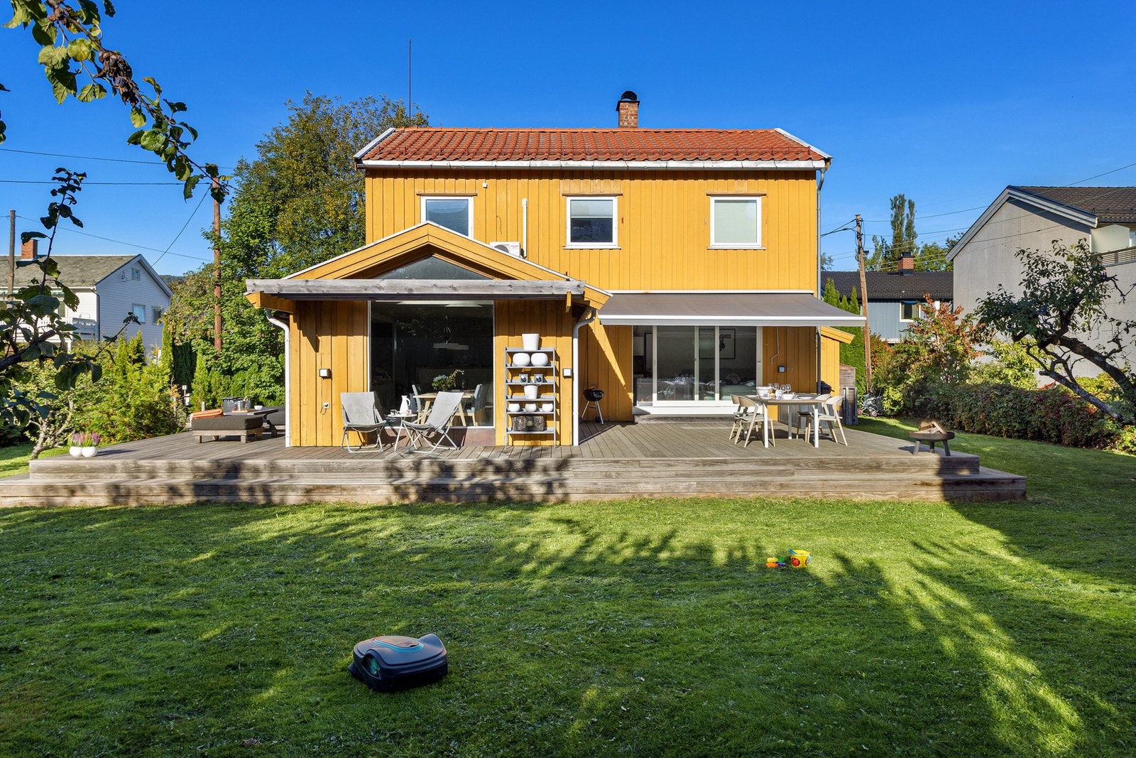 Dette er en innbydende og moderne enebolig over tre plan, totalrenovert innvendig i 2019. Galleribilde