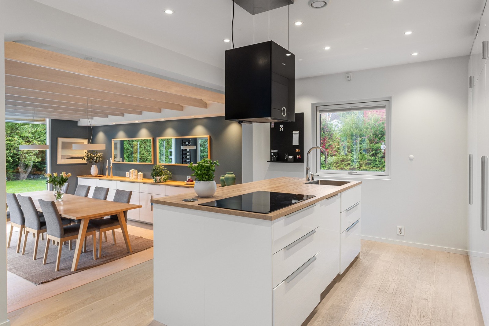 Utformingen på kjøkkenet gir godt med arbeidsplass for kokken i familien, i tillegg til å gi en naturlig soneinndeling fra stuen og spisestuen. Galleribilde