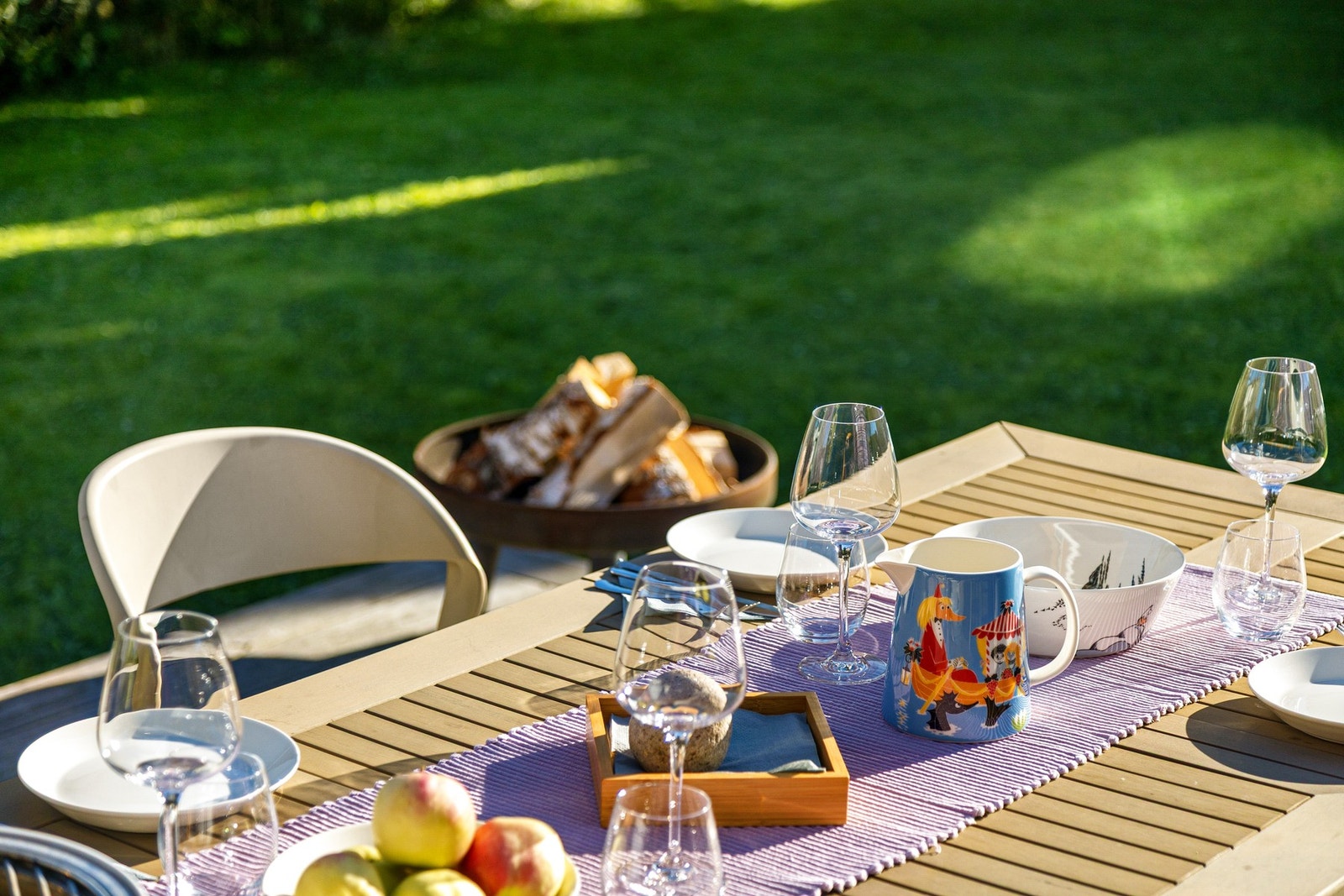 Uteplassen byr på god plass til både loungemøblement, solsenger og spisebord. Galleribilde