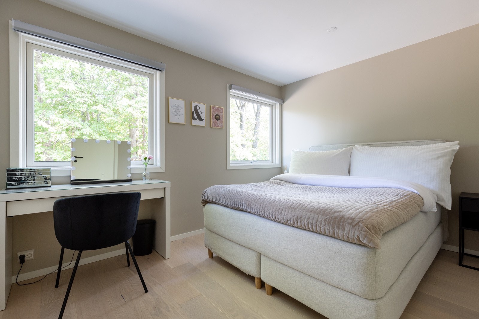 Boligen har 2 soverom i første etasje, og 1 soverom i kjelleretasjen. Galleribilde