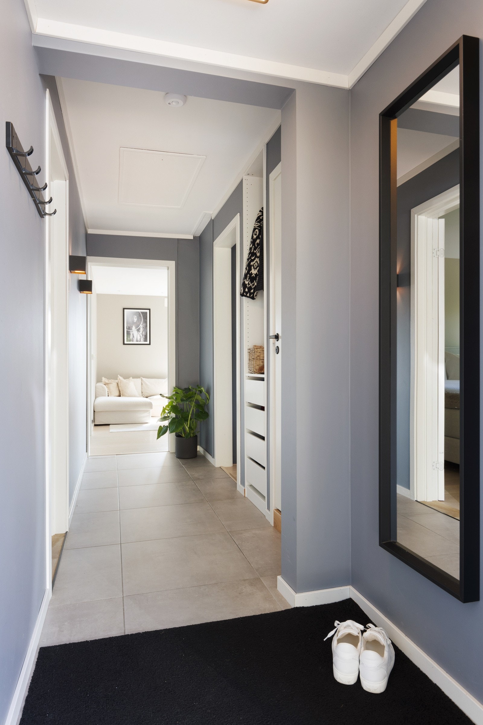 Hyggelig og praktisk entré som gir et godt førsteinntrykk av boligen. Galleribilde