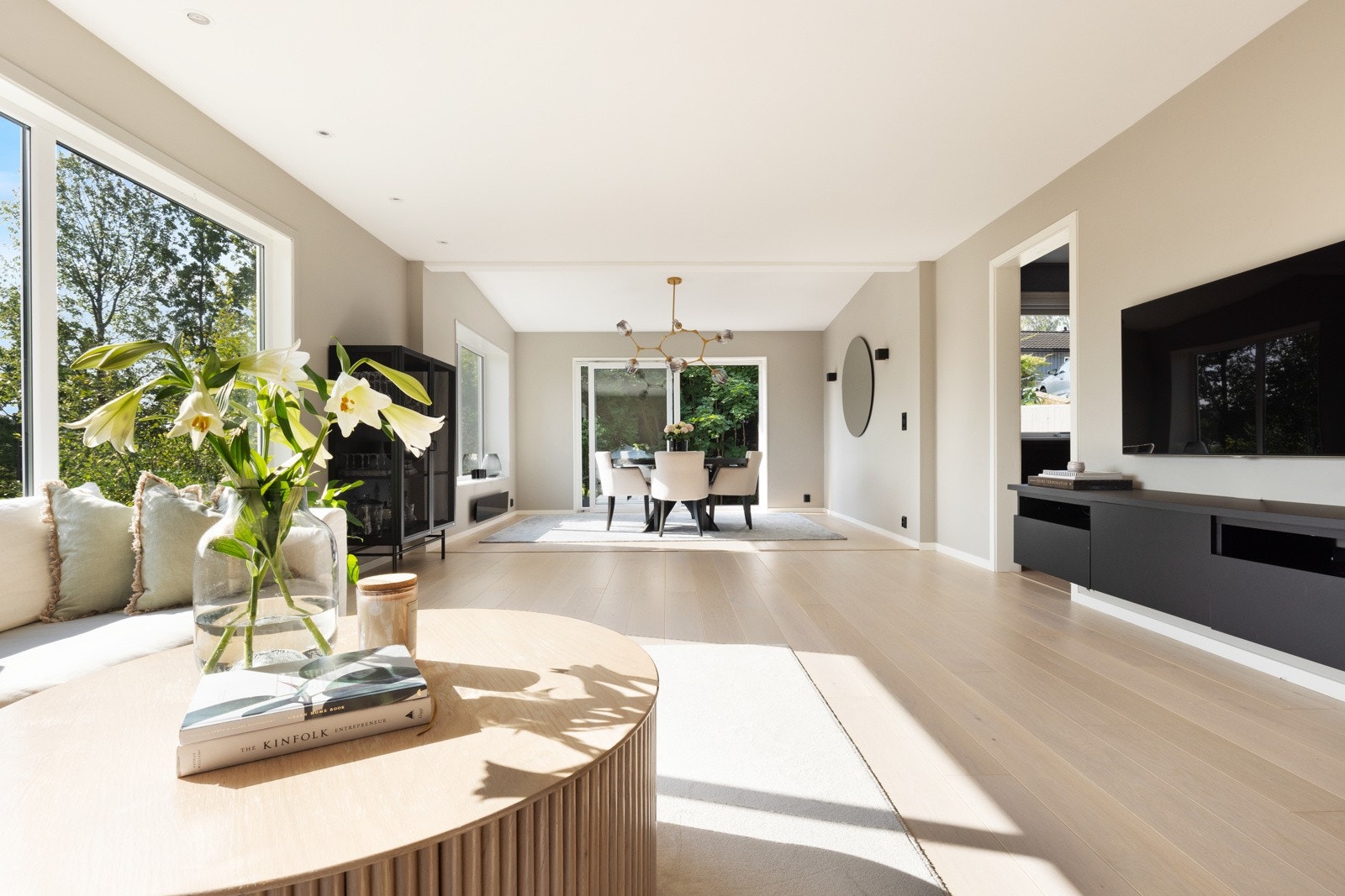 Familievennlig enebolig over to plan. Stuen har store vindusflater og adkomst til hyggelig terrasse og hage. Galleribilde