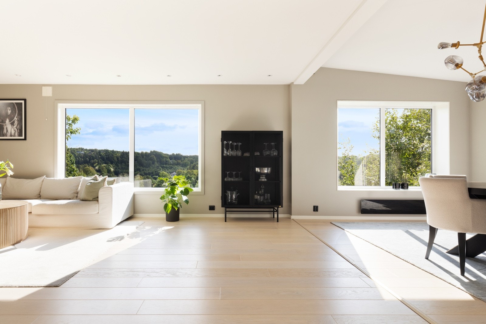 Stuen er vel gjennomført med nymalte vegger og flott enstavs eikeparkett som harmonerer i matchende fargetoner. Galleribilde