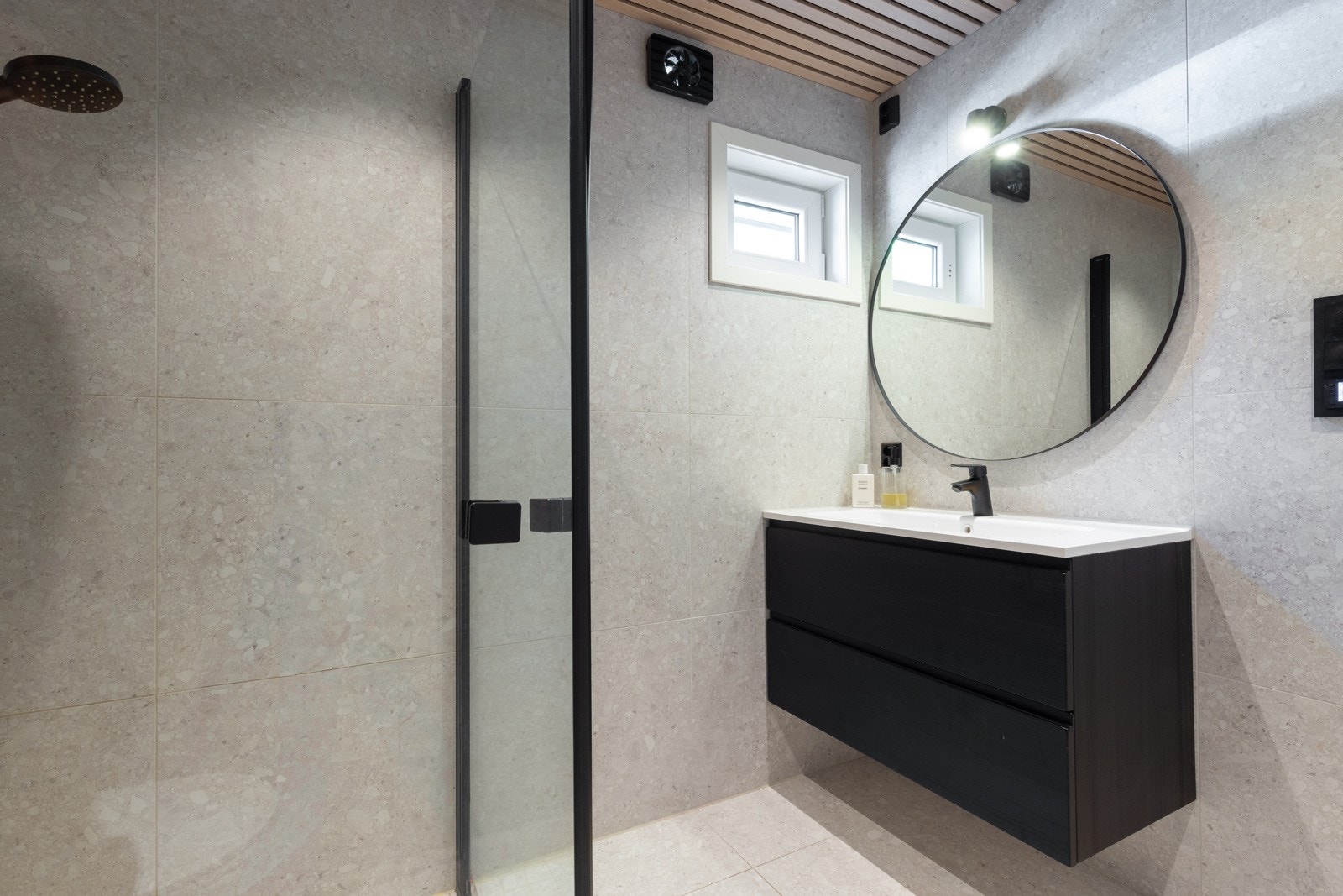 Boligen har et delikat og stilrent baderom med varme i gulv. Galleribilde