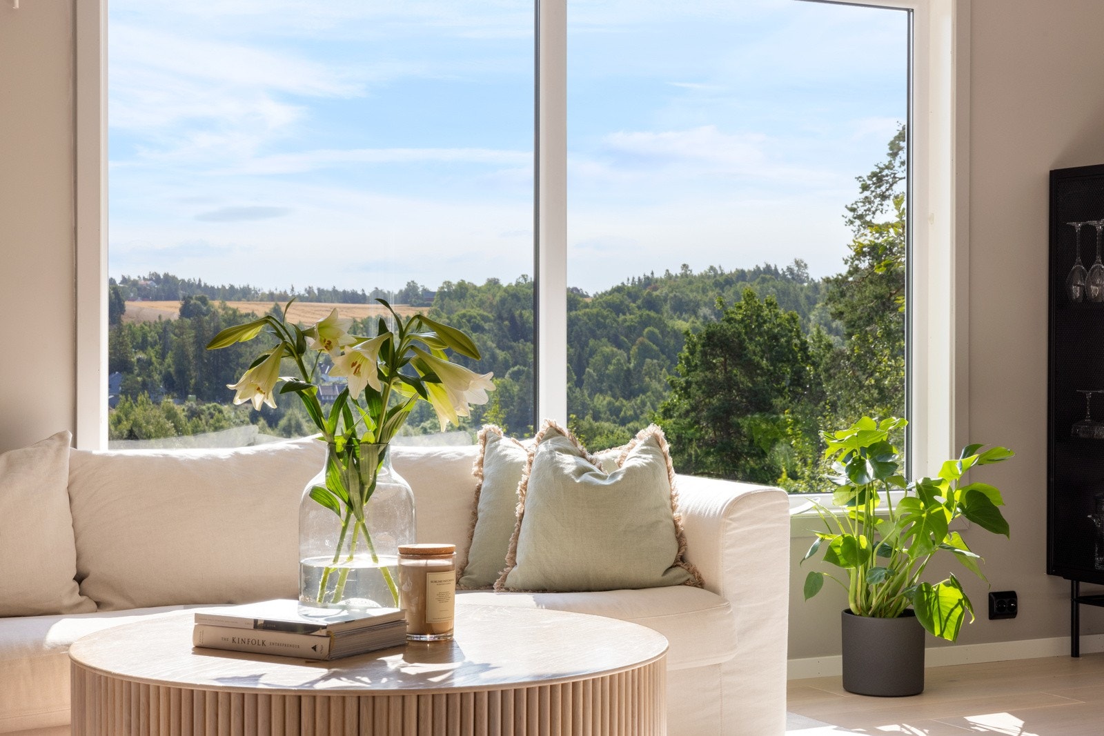 De store vindusflatene sørger for gode innvendige lysforhold og en hyggelig atmosfære. Galleribilde