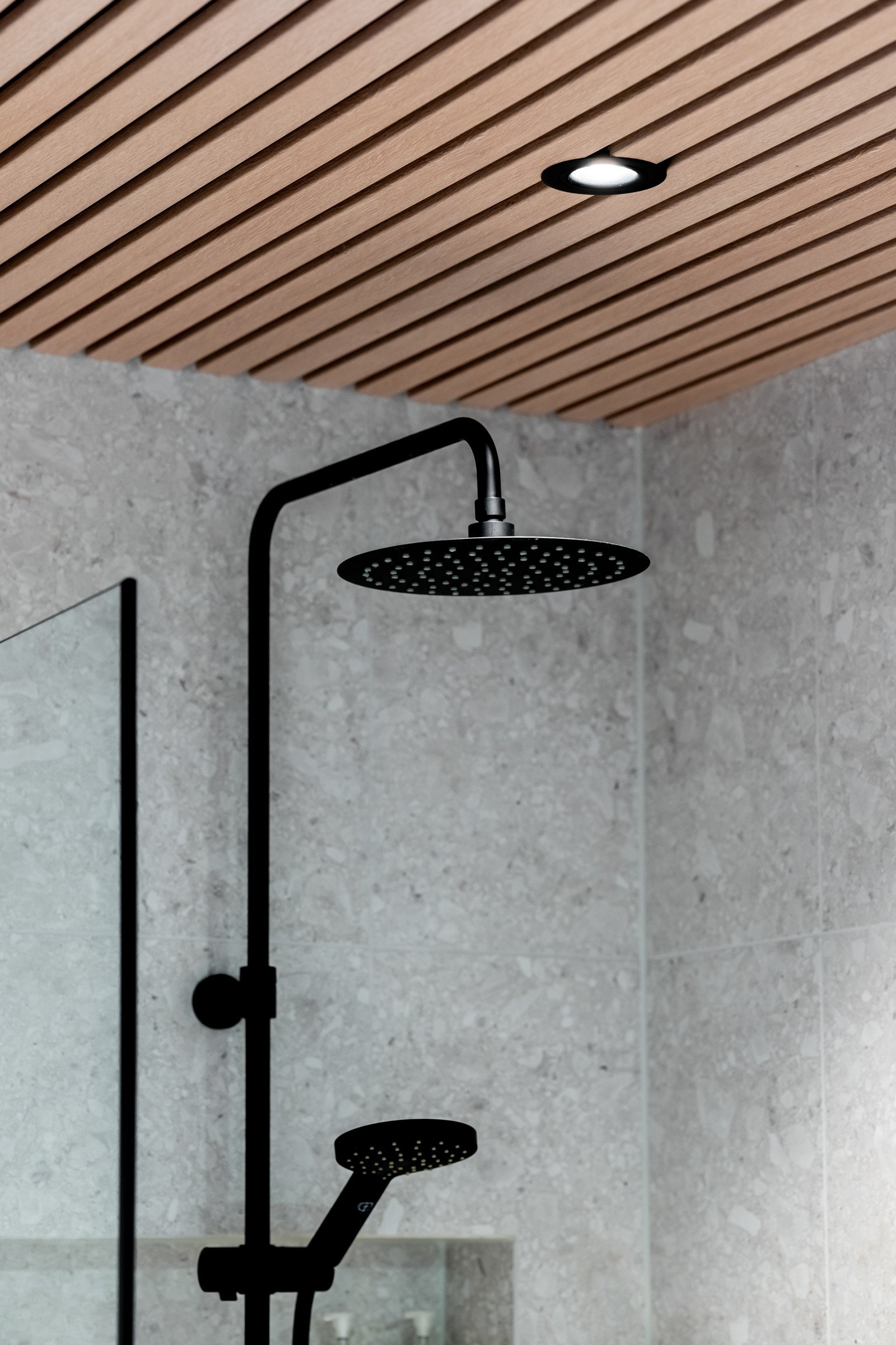 Dusjhjørne med dusjarmatur tilkoblet regndusj og hånddusj. Eier har mottatt tegninger og tilbud på etablering av bad i U.etg (mai 2025). Ta kontakt med megler for mer informasjon. Galleribilde