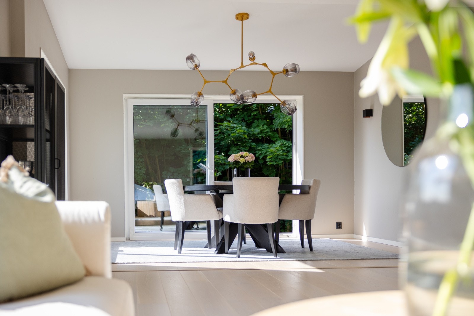 God plass til sofagruppe, TV-seksjon, hyller og annet ønsket møblement, samt en fin sone for spisestue med utsikt mot hagen. Galleribilde