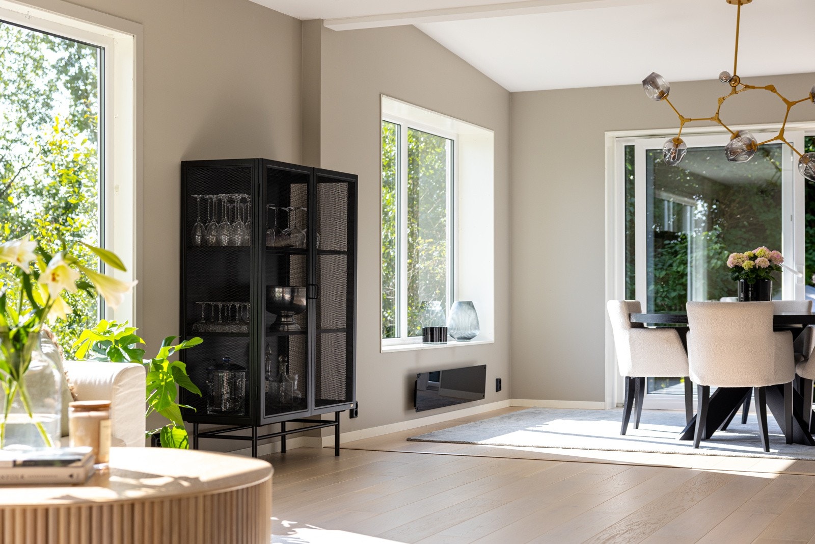 Stuen er av god størrelse, noe som gir rom for flere sosiale soner. Galleribilde