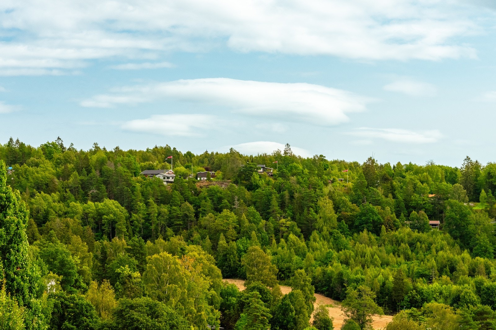 Det er 2 biloppstillingsplasser med lader på egen tomt. Galleribilde