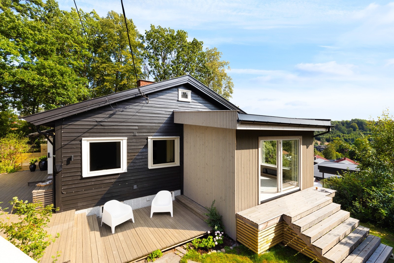 Her kan du nyte de lange sommerkveldene med grilling og hyggelig selskap. Terrassen er beiset i 2024. Galleribilde