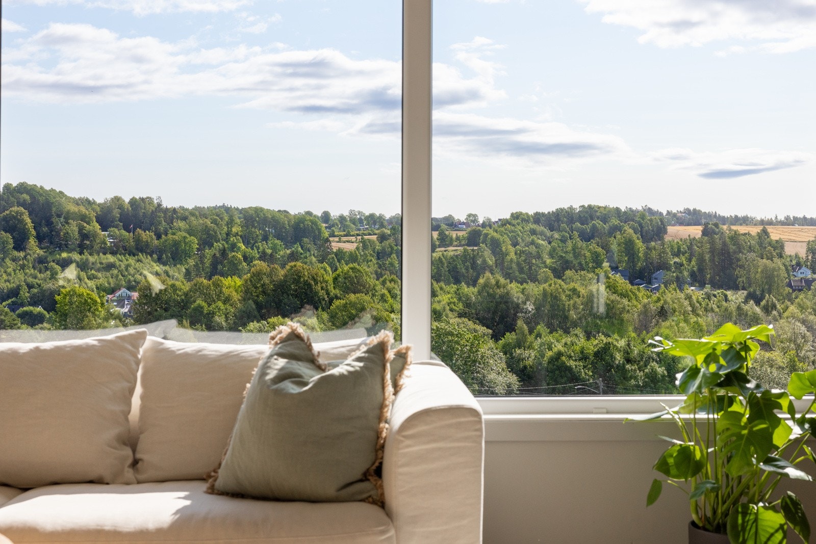 Boligen ligger på en høyde og har flott og usjenert utsikt over Odalen. Galleribilde