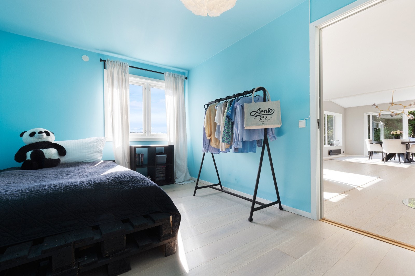 Fint lysinnslipp fra vindu. Galleribilde