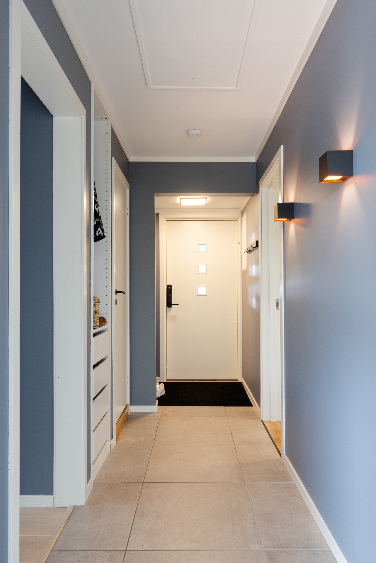 Det er god plass til oppbevaring av ytterklær og sko. Galleribilde