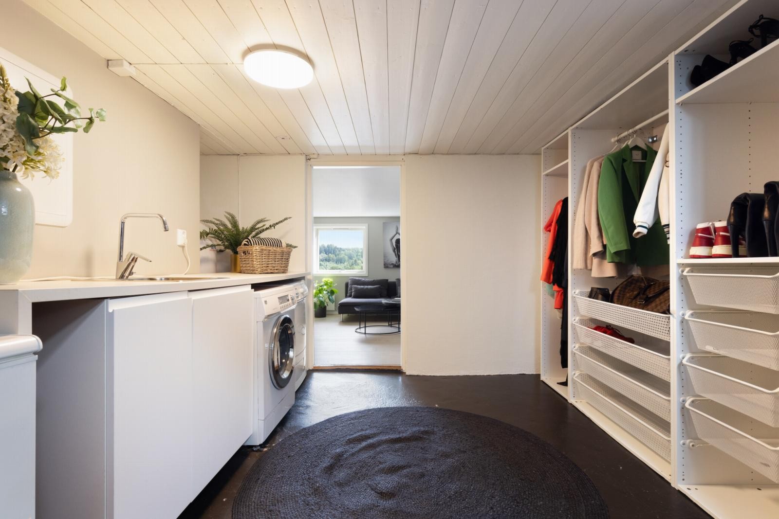 Huset har et romslig vaskerom med garderobe. Eier har mottatt tegninger og tilbud på etablering av bad i U.etg (mai 2025). Ta kontakt med megler for mer informasjon. Galleribilde