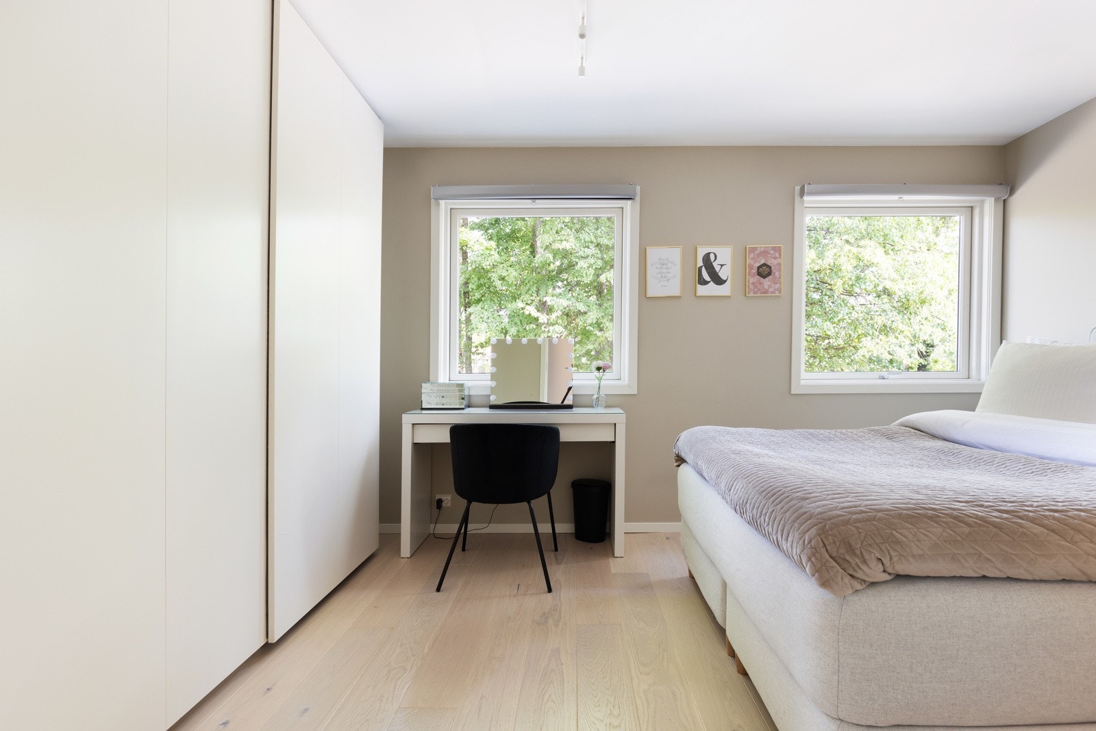 Rikelig med skapplass i stor skyvedørsgarderobe. Galleribilde