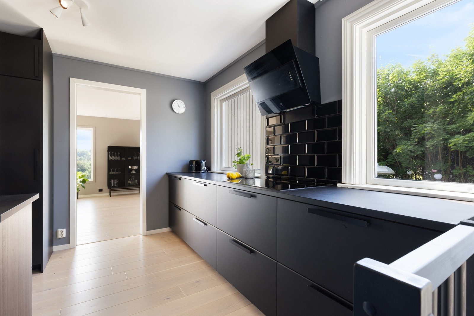 Romslig kjøkken fra 2021 i eget rom. Galleribilde