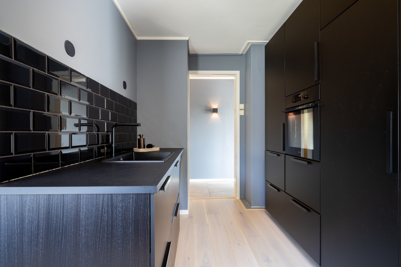 Rommet er designet og innredet med tanke på funksjonalitet, med gode løsninger og godt med skap- og benkeplass. Galleribilde