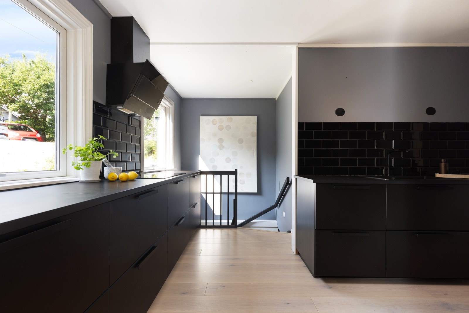 Kjøkkenet er for øvrig utstyrt med integrerte hvitevarer som oppvaskmaskin, stekeovn og nedfelt platetopp, kjøleskap og fryser samt ventilator i sort glass og stål. Galleribilde