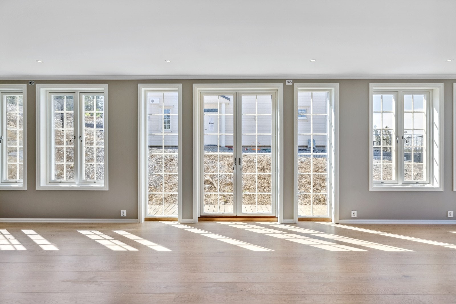 Innvendige bilder ble tatt før tomten var ferdig opparbeidet. Galleribilde