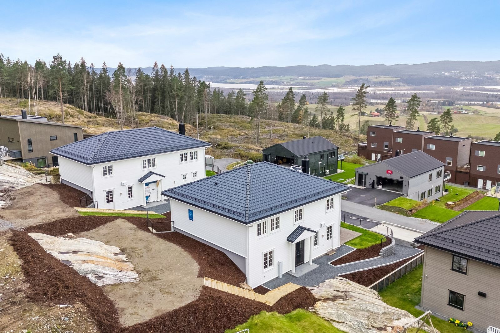 Eksklusiv, nyoppført enebolig fra Riis Byggg AS. Attraktivt beliggende, øverst på Løkenåsen II. Solrikt og med panoramautsikt ! Galleribilde
