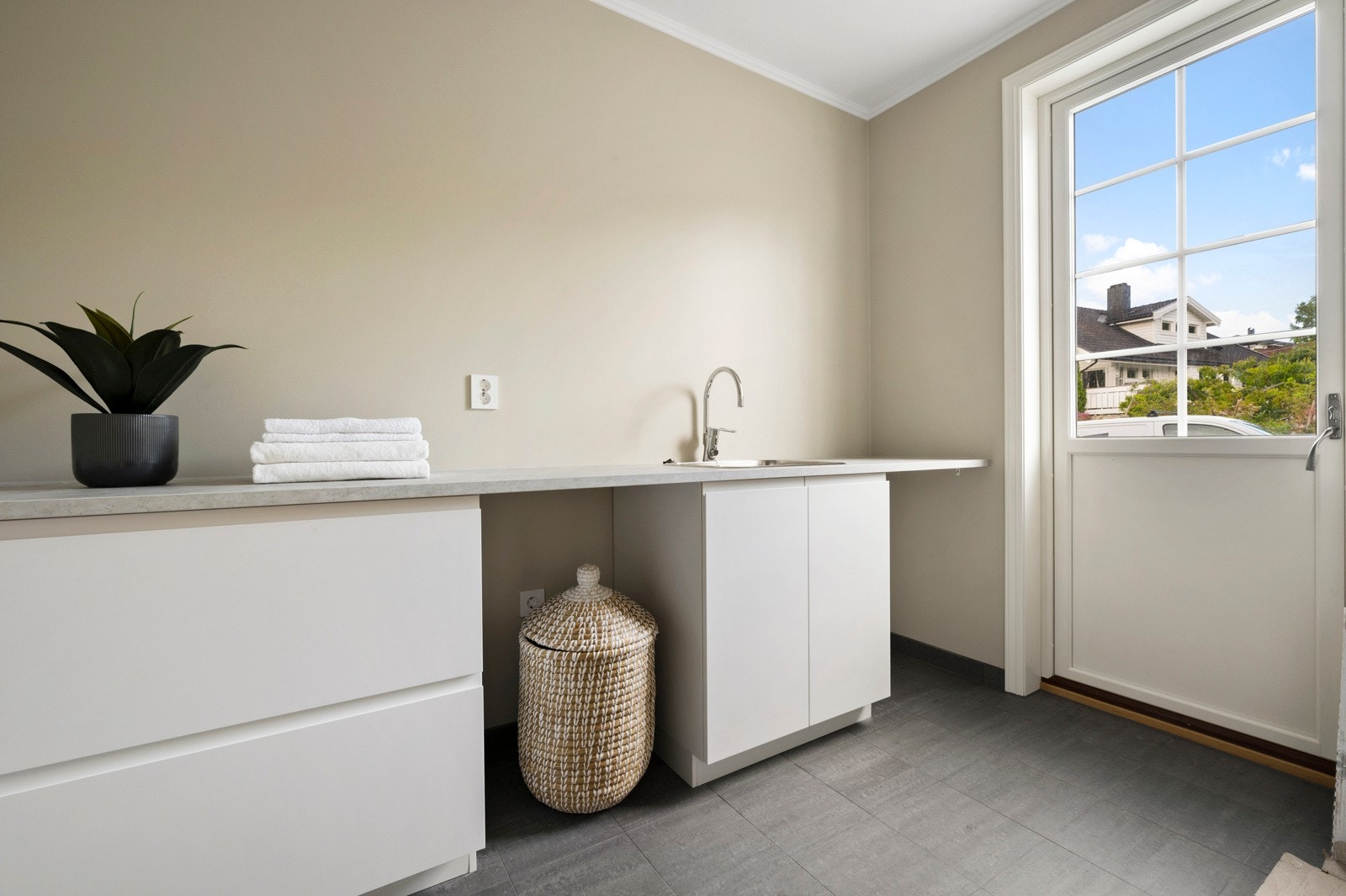 Sep. vaskerom med egen utgang. Galleribilde