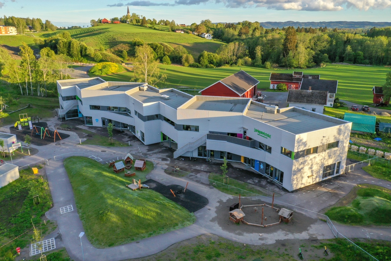 Moderne skoler og barnehager i området. Galleribilde