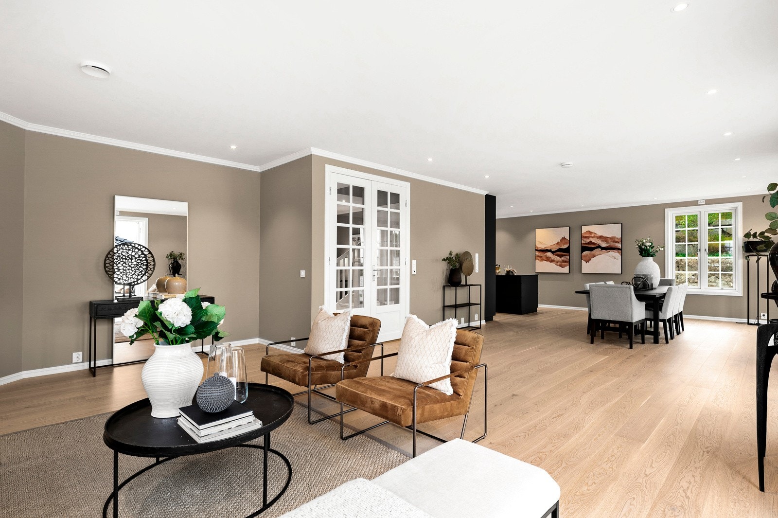 Illustrasjonsbilde - tatt i lignende bolig tidligere oppført av Riis Bygg AS. Stor og romslig stue i 1. etg. Galleribilde