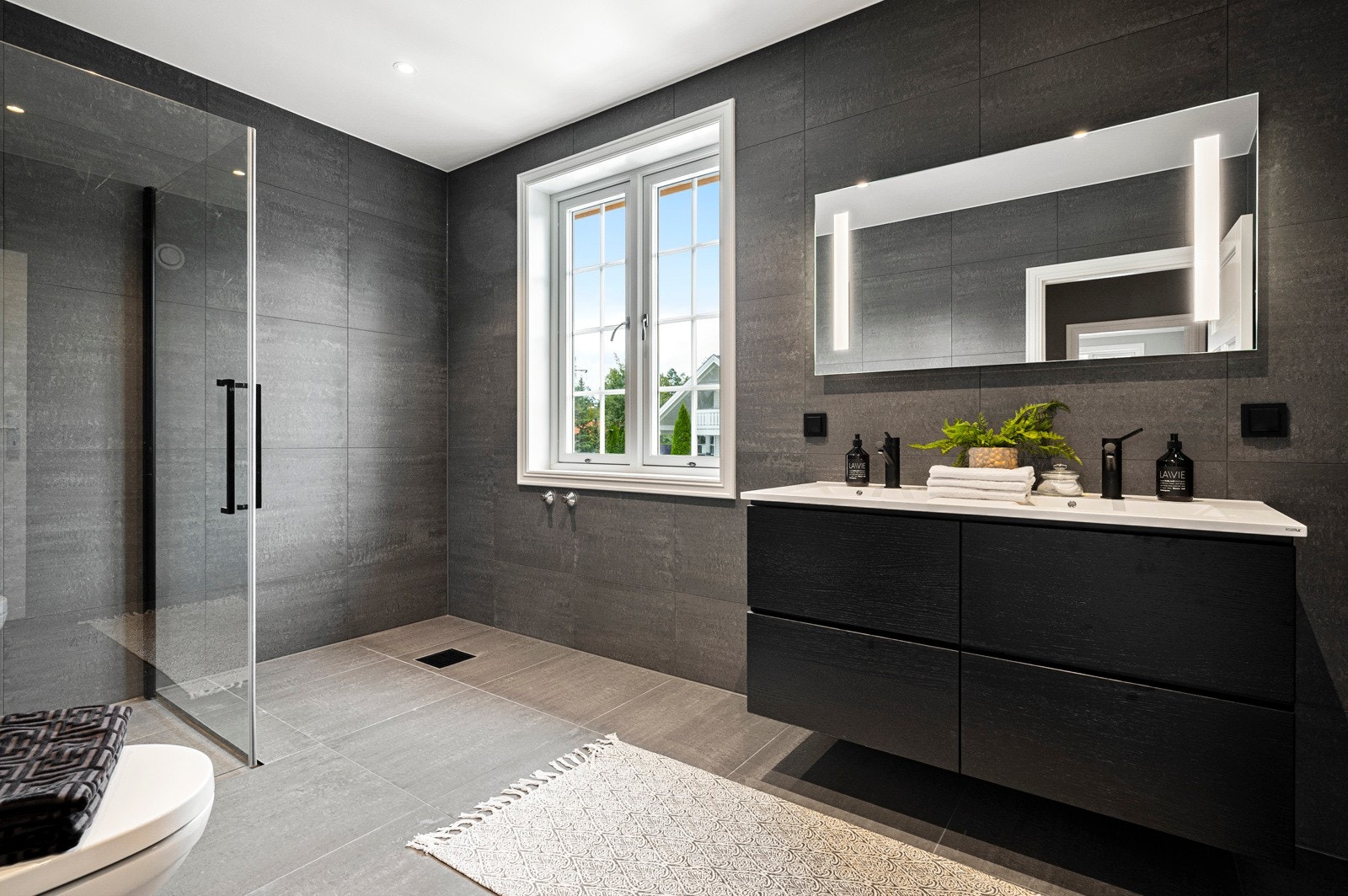 Romslig hovedbad i masteravdelingen. Mulighet for montering av badekar. Galleribilde