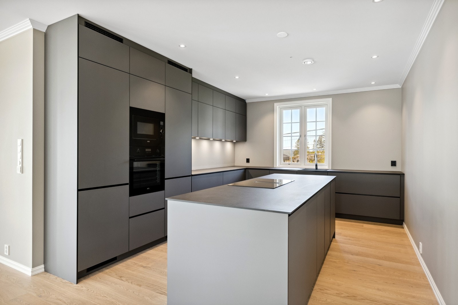 Flott kjøkkenleveranse fra Kvik, komplett med integrerte hvitevarer. Galleribilde