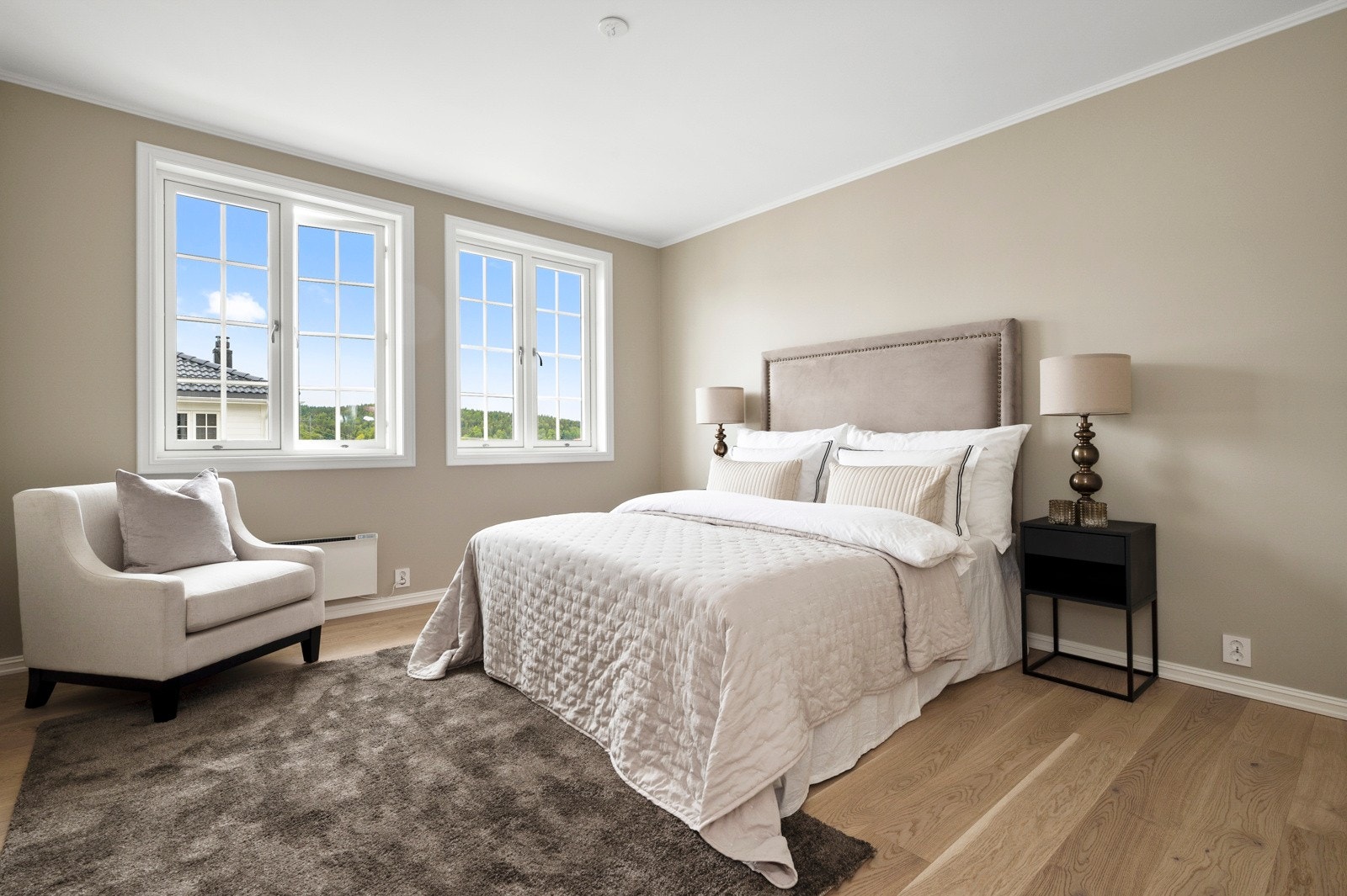 4 soverom, alle ligger i 2. etg. Flott masteravdeling med direkte adkomst til eget bad samt walk in closet. Galleribilde