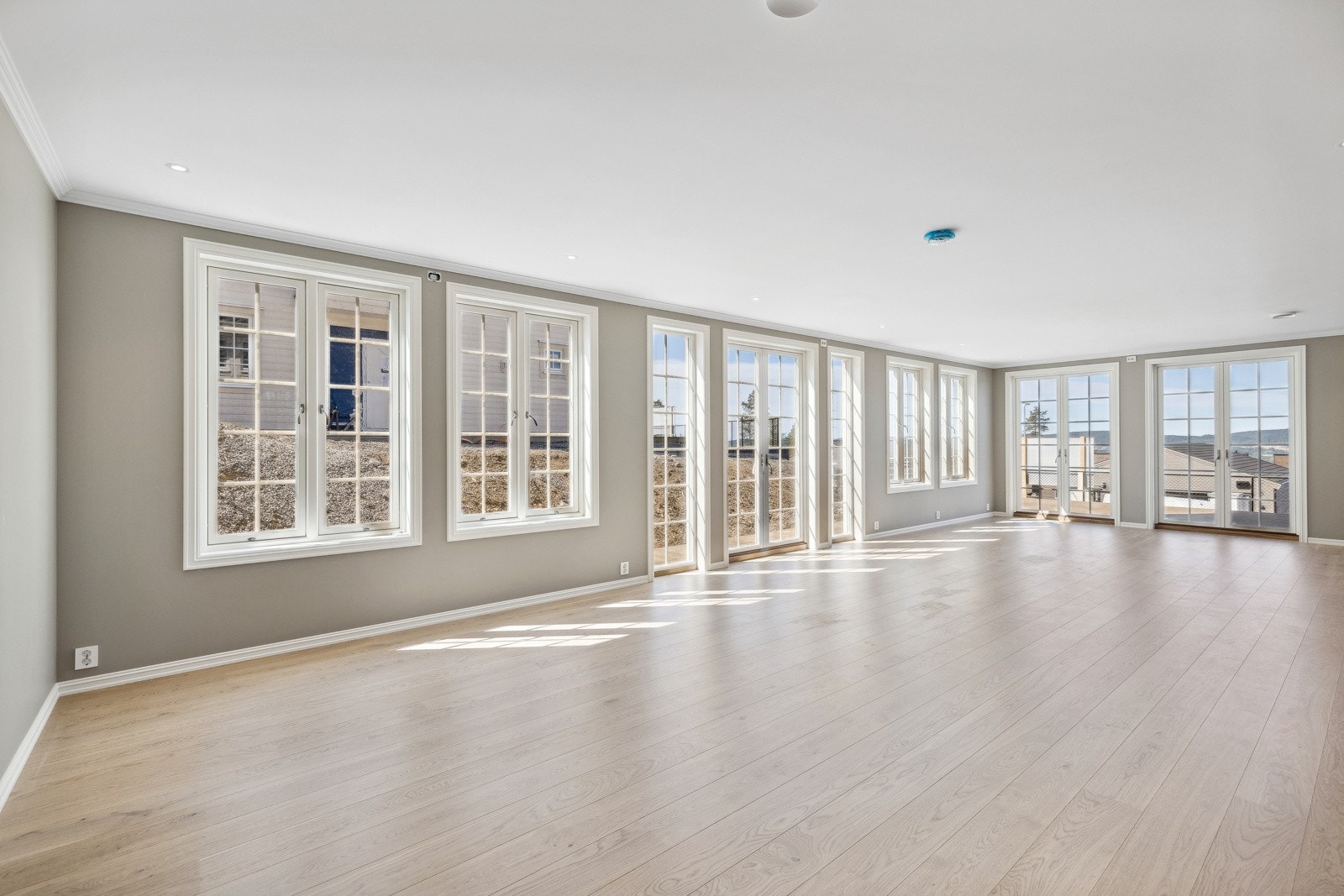 Lys stue med utgang til den store terrassen. Merk at det er hele 260 cm takhøyde i husets 1. etg. Stuen har videre peis og downlights i himling. Galleribilde