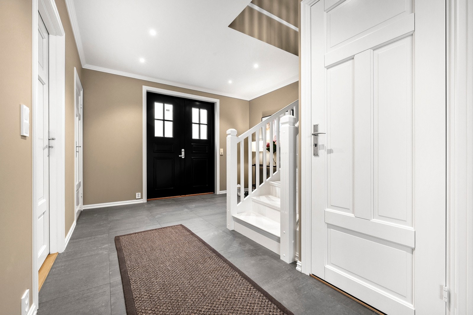 Illustrasjonsbilde - tatt i lignende bolig tidligere oppført av Riis Bygg AS. Romslig hall med plass for garderobe. Galleribilde