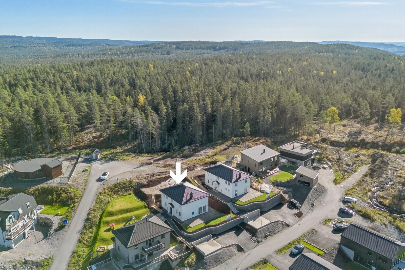 Boligen ligger tett opp mot markagrensen, flott turterreng i umiddelbar nærhet ! Galleribilde